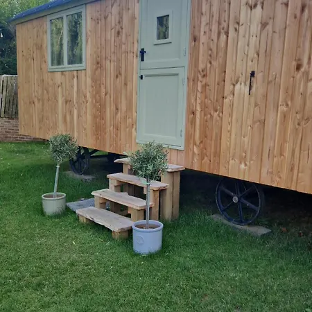 Bridge Glamping - Shepherd's Hut *