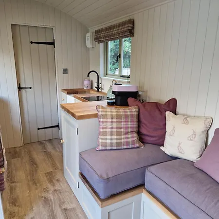 Campsite Bridge Glamping - Shepherd's Hut