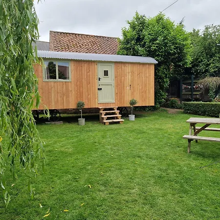 Campsite Bridge Glamping - Shepherd's Hut *