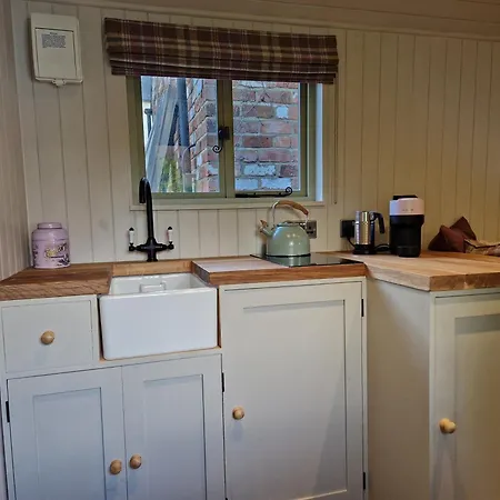 Bridge Glamping - Shepherd's Hut *