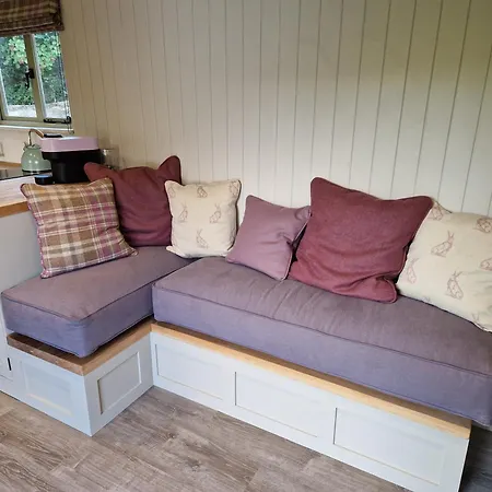 Bridge Glamping - Shepherd's Hut Campsite