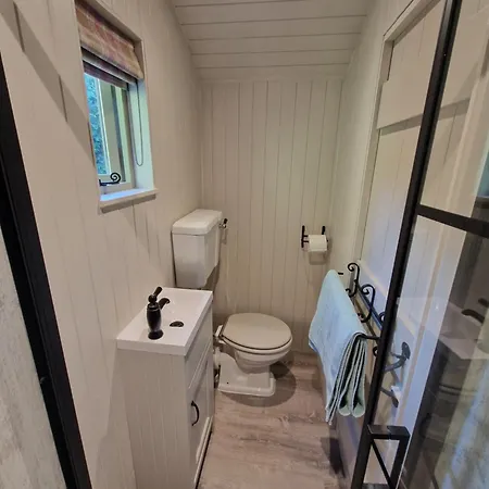 Bridge Glamping - Shepherd's Hut * Aldwark (North Yorkshire)
