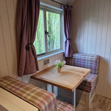 Bridge Glamping - Shepherd's Hut