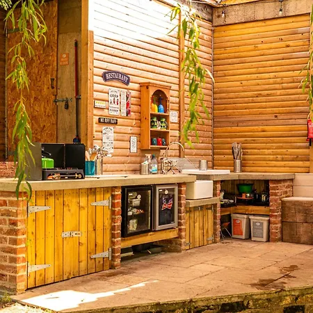 Bridge Glamping - Shepherd's Hut Campsite *