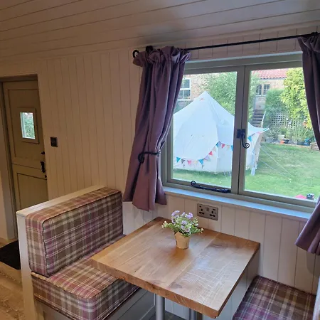 Campsite Bridge Glamping - Shepherd's Hut