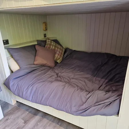 Campsite Bridge Glamping - Shepherd's Hut *