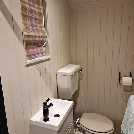 Bridge Glamping - Shepherd's Hut Campsite Aldwark (North Yorkshire)